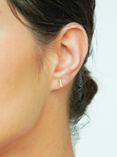 Carregar imagem no visualizador da galeria, Brinco Traço Médio - Ouro18k