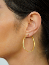 Carregar imagem no visualizador da galeria, Argola Grande Chata 3,7 cm 18k