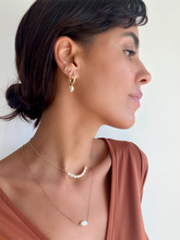 Carregar imagem no visualizador da galeria, Colar Perolas Longo - Ouro18k