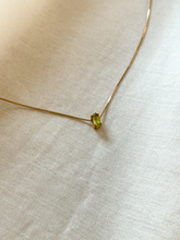 Carregar imagem no visualizador da galeria, Pingente Navete Peridoto - Ouro 18K