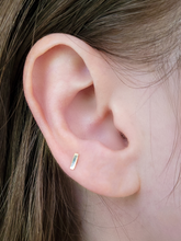 Carregar imagem no visualizador da galeria, Brinco Traço Pequeno - Ouro18k