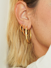 Carregar imagem no visualizador da galeria, Argola Grande Chata 3,7 cm 18k