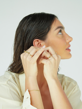 Carregar imagem no visualizador da galeria, Anel Meia Aliança Florença Cravejada Verde- Ouro18k