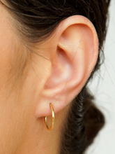 Carregar imagem no visualizador da galeria, Argola Pequena Redonda Fina 1,3cm 18K