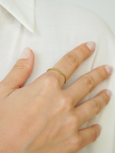 Carregar imagem no visualizador da galeria, Anel Biarritz Onda Cravejado Verde- Ouro18k