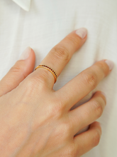 Carregar imagem no visualizador da galeria, Anel Meia Aliança Florença Cravejada Granada - Ouro18k