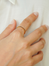 Carregar imagem no visualizador da galeria, Anel Meia Aliança Florença Cravejada Granada - Ouro18k