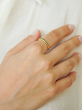 Carregar imagem no visualizador da galeria, Anel Meia Aliança Florença Cravejada Verde- Ouro18k