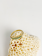 Carregar imagem no visualizador da galeria, Anel Meia Aliança Florença Cravejada Verde- Ouro18k