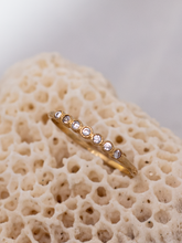 Carregar imagem no visualizador da galeria, Anel Meia Aliança Alexandria - Ouro18k