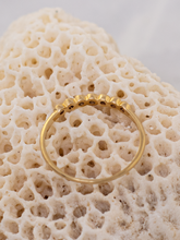 Carregar imagem no visualizador da galeria, Anel Meia Aliança Alexandria - Ouro18k