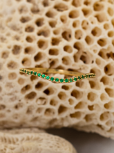 Carregar imagem no visualizador da galeria, Anel Biarritz Onda Cravejado Verde- Ouro18k
