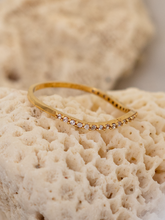 Carregar imagem no visualizador da galeria, Anel Biarritz Onda Cravejado - Ouro18k