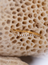 Carregar imagem no visualizador da galeria, Anel Biarritz Onda Cravejado - Ouro18k