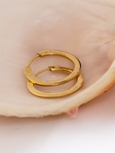 Carregar imagem no visualizador da galeria, Argola Pequena Chata 1,3cm 18k