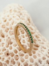 Carregar imagem no visualizador da galeria, Anel Meia Aliança Florença Cravejada Verde- Ouro18k
