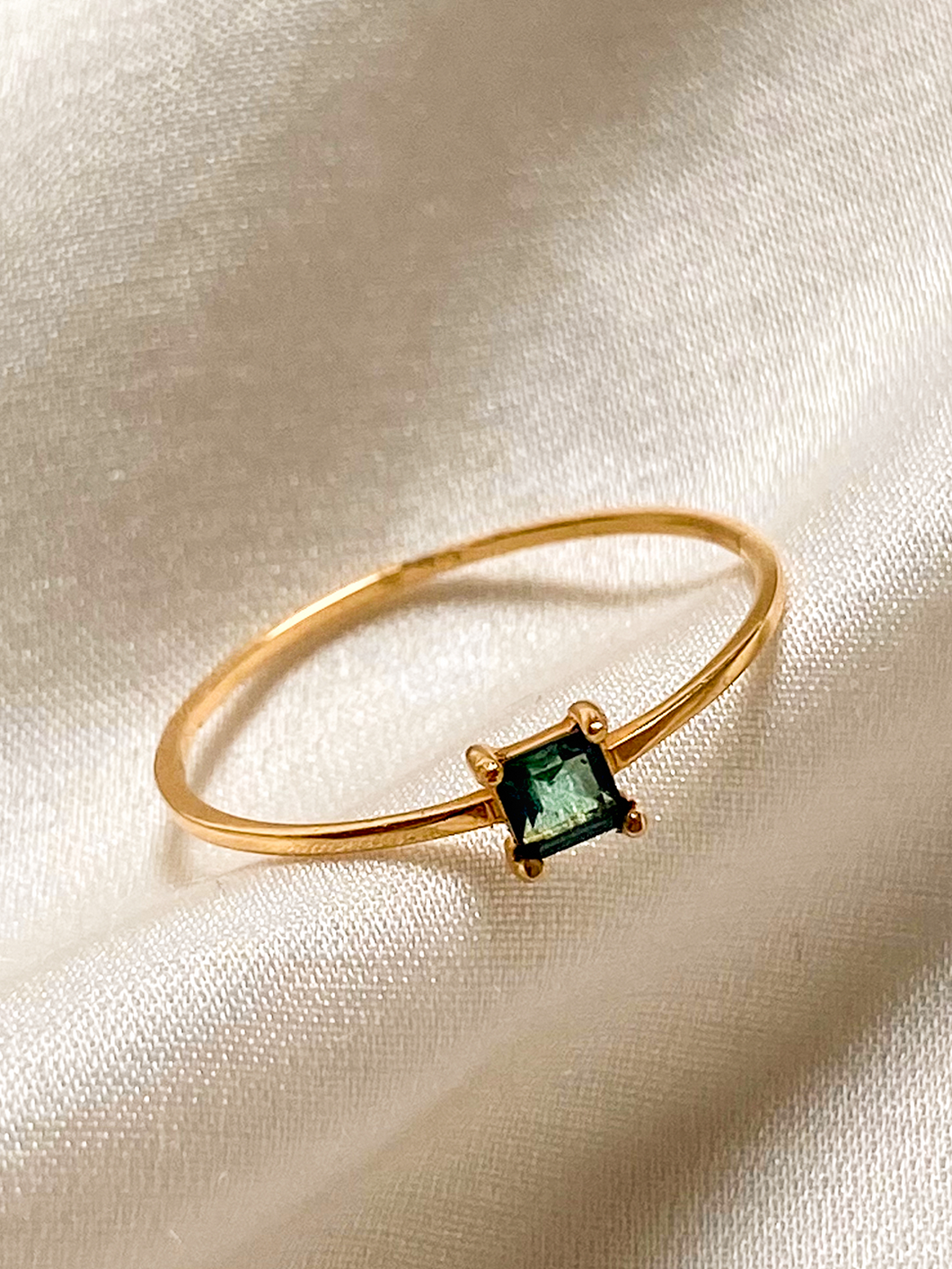 Anel Carrê Turmalina Verde Escura - Ouro 18k
