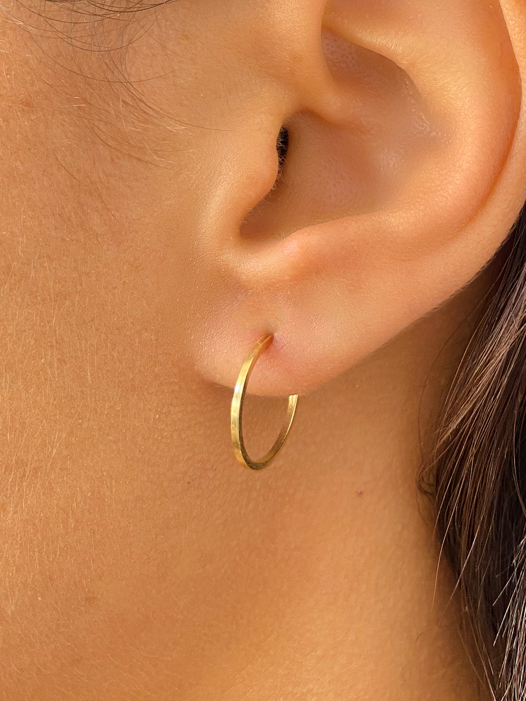 Argola fio Quadrado Fina 1,3 cm 18k