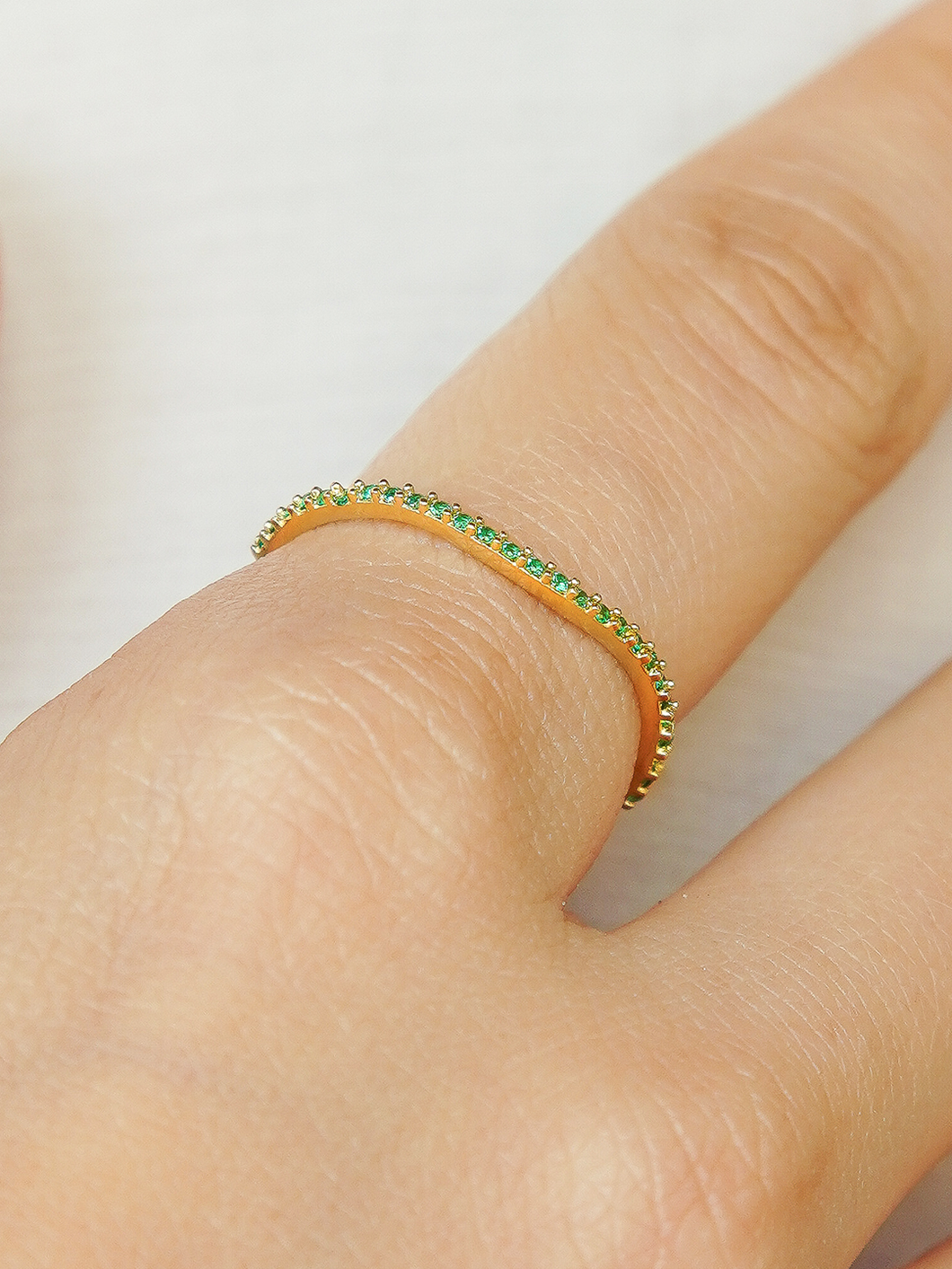 Anel Biarritz Onda Cravejado Verde- Ouro18k