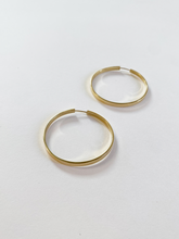 Carregar imagem no visualizador da galeria, Argola Grande Chata 3,7 cm 18k
