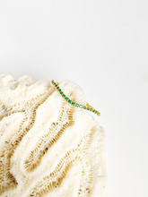 Carregar imagem no visualizador da galeria, Anel Biarritz Onda Cravejado Verde- Ouro18k
