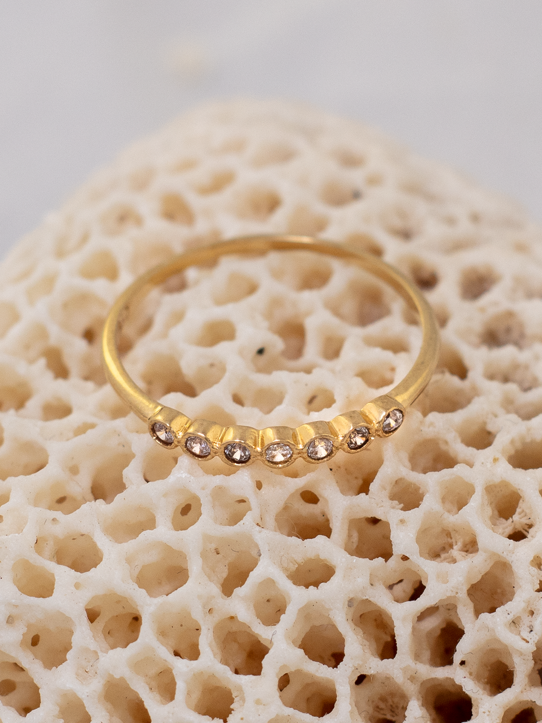 Anel Meia Aliança Alexandria - Ouro18k