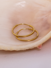 Carregar imagem no visualizador da galeria, Argola fio Quadrado Fina 1,3 cm 18k
